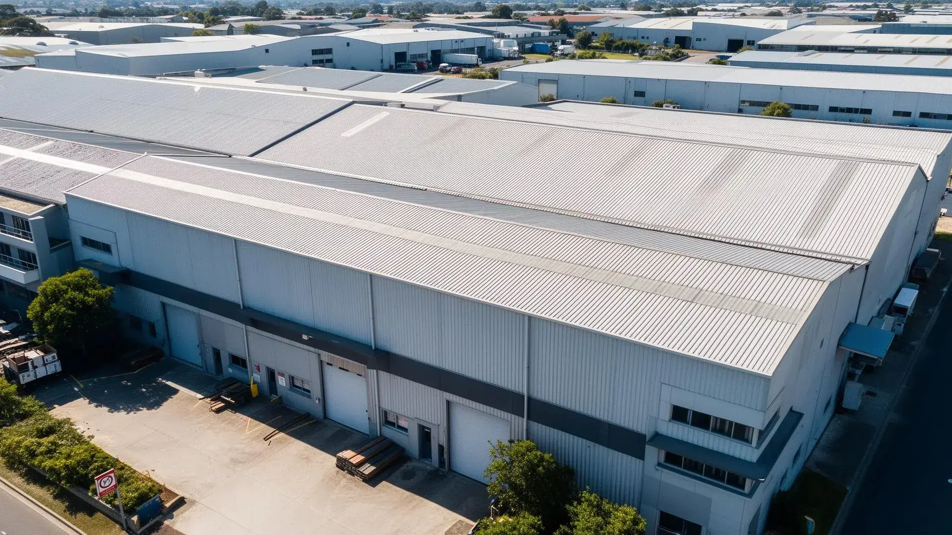Capannoni industriali con nuove coperture realizzate da R.B. s.n.c.